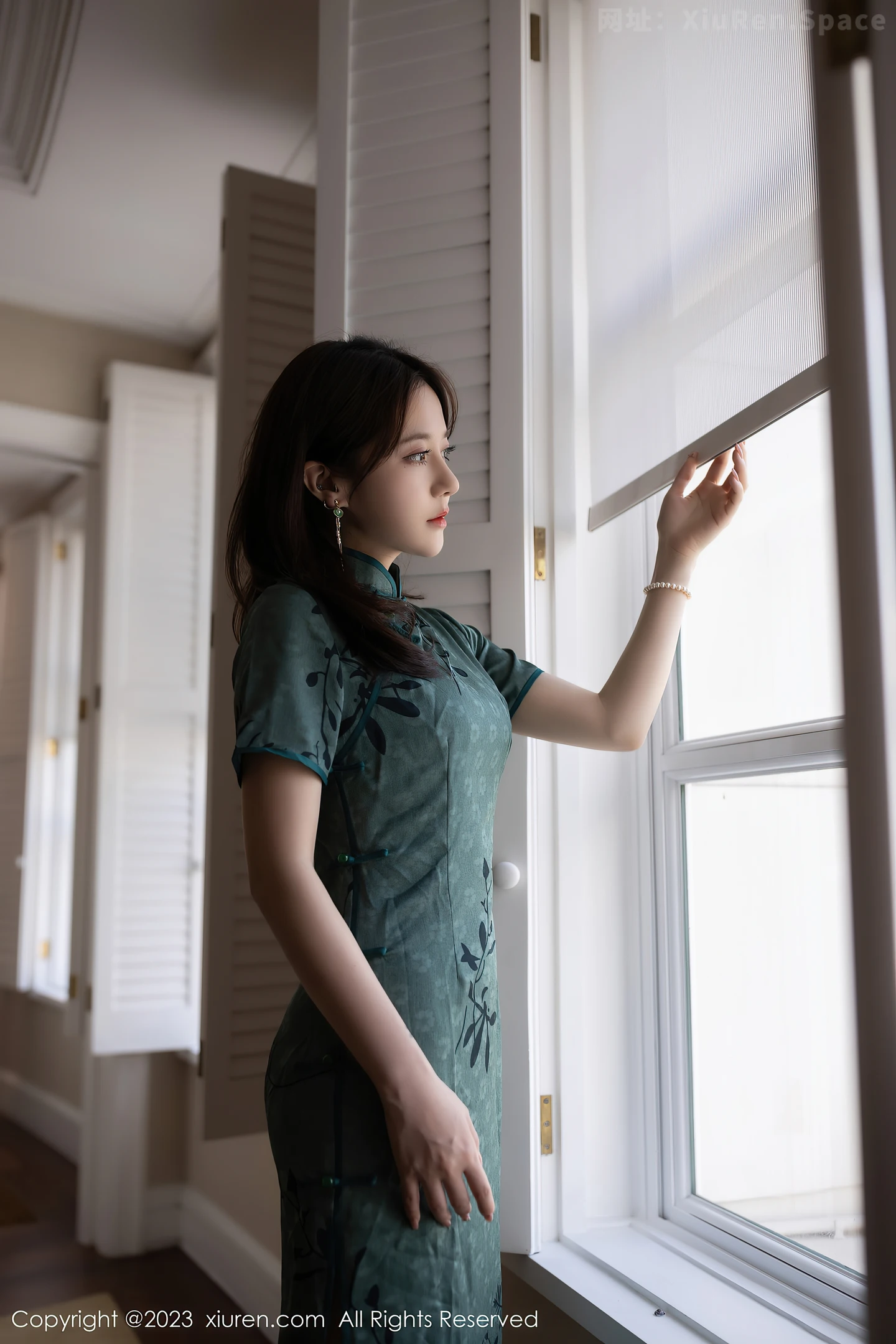 图片[2]-[XiuRen秀人网]2023.06.09 VOL.6893 鱼子酱Fish 青色旗袍加粉色蕾丝内衣性感私房写真集-秀人网官方网站